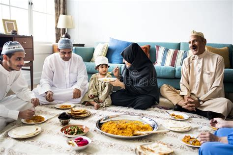 Famiglia musulmana che condivide il pasto serale dell'Iftar