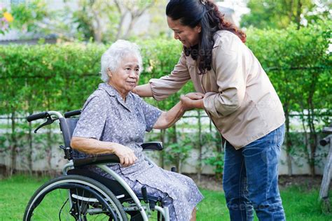 Persona anziana assistita da un caregiver
