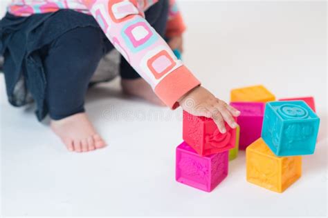 bambino che gioca con cubi morbidi