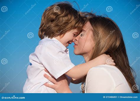 Madre che abbraccia un bambino