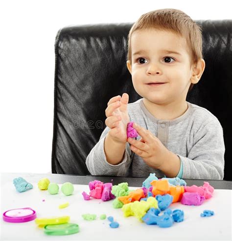 Bambino che gioca con pasta modellabile