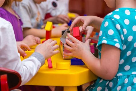 Bambini che costruiscono con LEGO