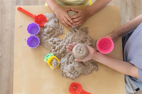 Bambini che giocano con la sabbia cinetica