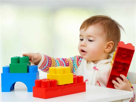 Bambino che gioca con il pongo