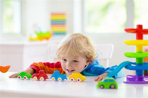 Bambino che gioca con macchinine in un contesto naturale