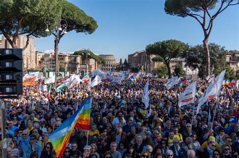 Foto di un evento comunitario a Trento con cittadini che partecipano attivamente