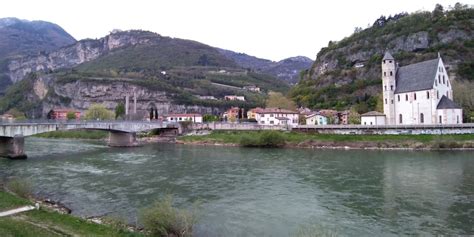 Vista panoramica di Trento con il fiume Adige che attraversa la città