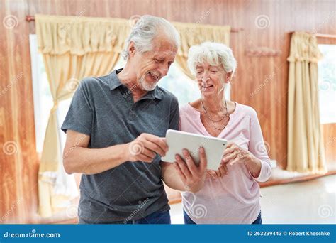 Persone anziane che dialogano