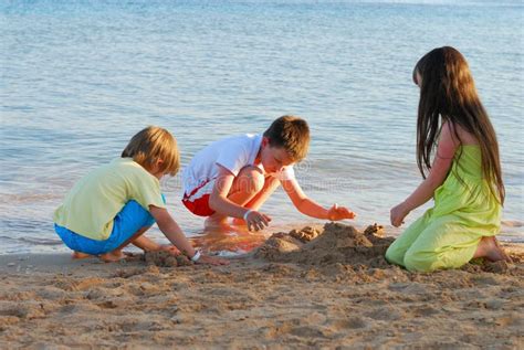 Bambini che giocano sulla spiaggia