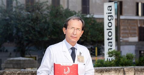 Esterno del Policlinico Umberto I con enfasi sull'architettura moderna