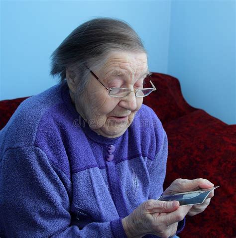 Immagine di una nonna anziana