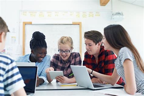 Studenti che collaborano a un progetto in aula