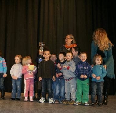 Bambini sul palco di una scuola