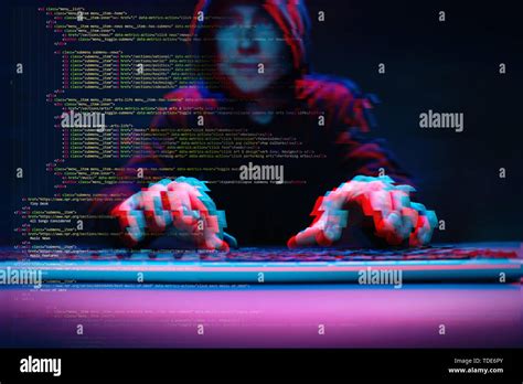 Hacker che lavora al computer