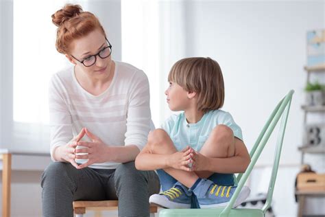 bambino che parla con difficoltà