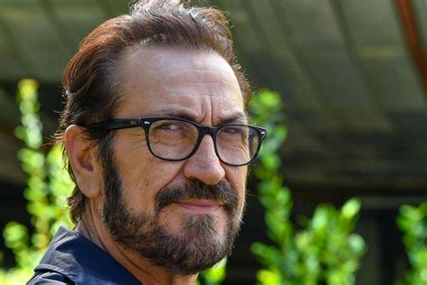 Marco Giallini nei panni di uno psicanalista