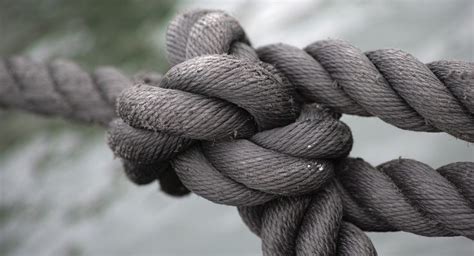 Simbolo di un nodo che si scioglie, rappresentando il superamento della dipendenza