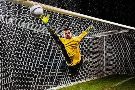 Un portiere durante una parata decisiva