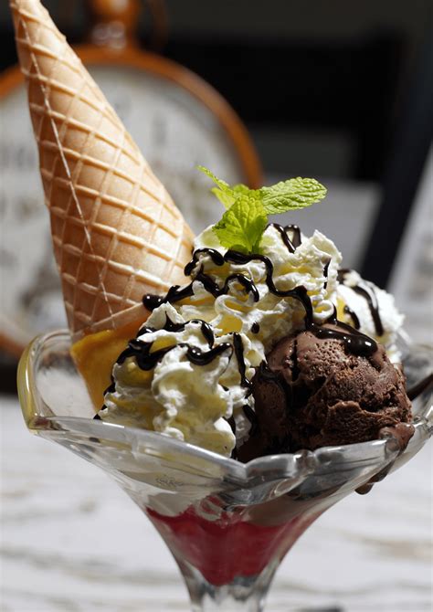 Una coppa di gelato artigianale colorato
