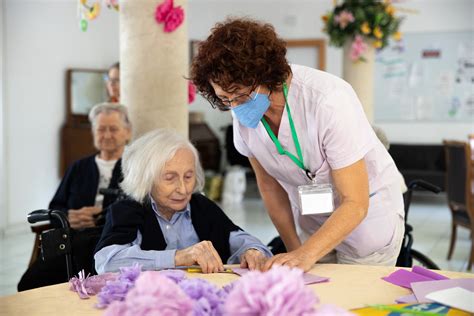 Anziani che partecipano ad attività ricreative