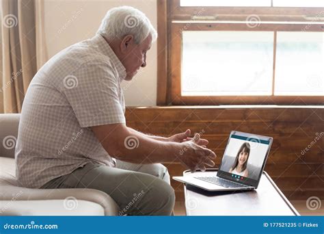 Persona anziana che utilizza un tablet per una videochiamata