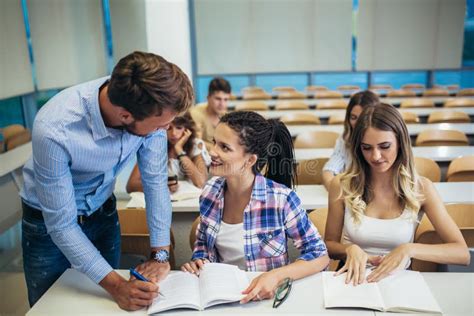 Studenti in aula che ascoltano il professore