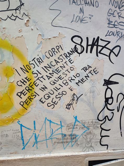 scritte sui muri di un quartiere popolare