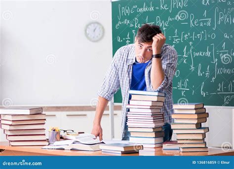 studente universitario che studia da solo