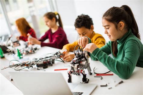 bambini che programmano un robot