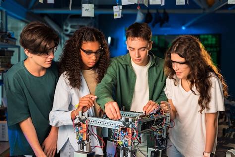 ragazze che collaborano a un progetto di robotica