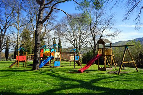 Bambini che giocano in un parco, simbolo di salute e benessere infantile