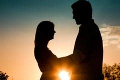 Coppia che si abbraccia in un paesaggio drammatico