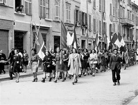 Immagine di staffette partigiane durante la Resistenza italiana