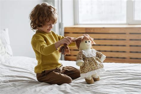 Bambino che gioca con bambole, simulando scenari