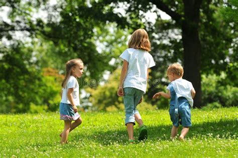 bambini che giocano all'aperto