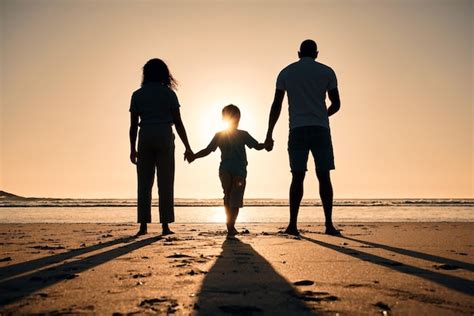 Famiglia che guarda un bambino con amore ma con una nota di tristezza