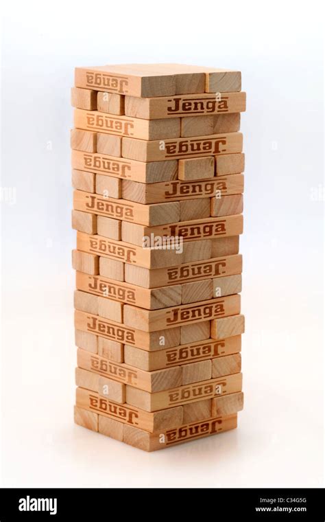 Immagine di una torre Jenga in fase di costruzione