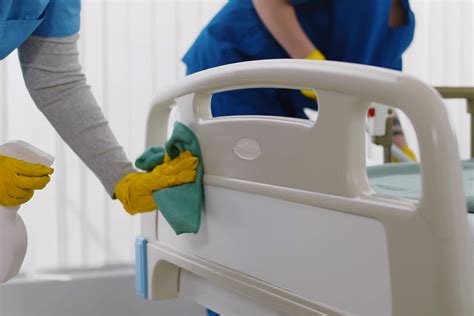 Personale delle pulizie in un ambiente ospedaliero