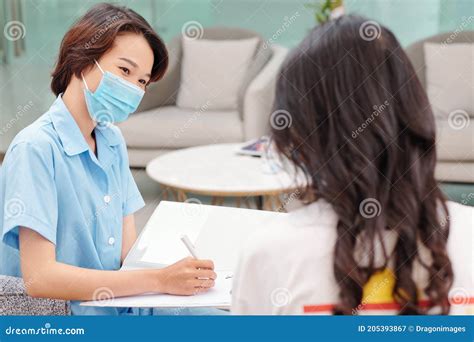 Psicoterapeuta che parla con un paziente
