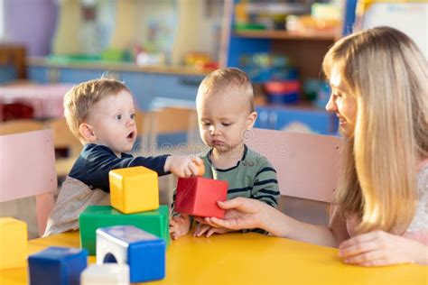 Bambini che giocano con blocchi colorati in un nido