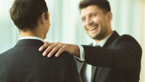 Un genitore che dà una pacca sulla spalla a un bambino, con un'espressione di orgoglio esagerato