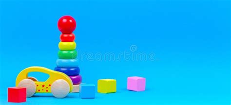 bambino che impila anelli colorati