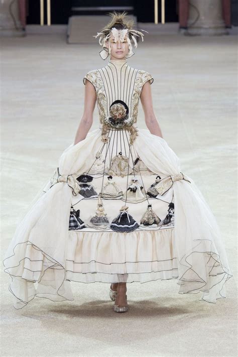 Persona con abiti eccentrici