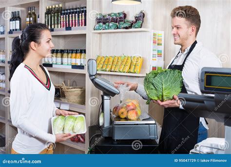 Persona che fa acquisti in un negozio