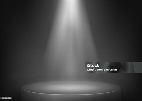 Una donna sul palco, illuminata da un unico fascio di luce, mentre recita.