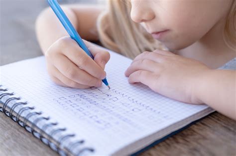 Bambino che scrive con difficoltà