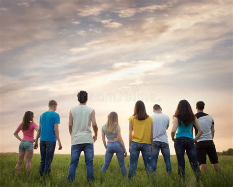 Gruppo di giovani che filma un'auto sportiva