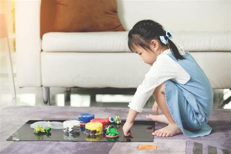 bambino che gioca da solo