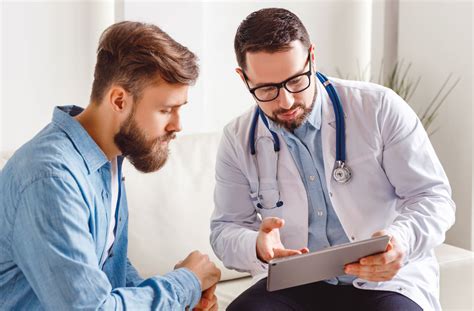 Medico che parla con un paziente prima di un esame diagnostico