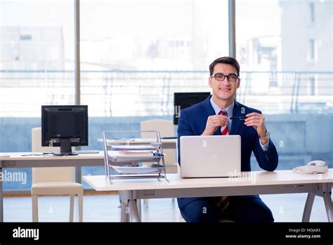 Persona che lavora meticolosamente alla scrivania